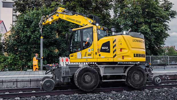 Grue ferroviaire en station de travail